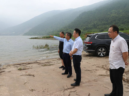 徐磊在皂市電站現場帶班督導防汛工作