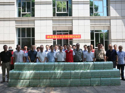 湖南省直工會主席黎池到澧水公司開展“送清涼”慰問活動