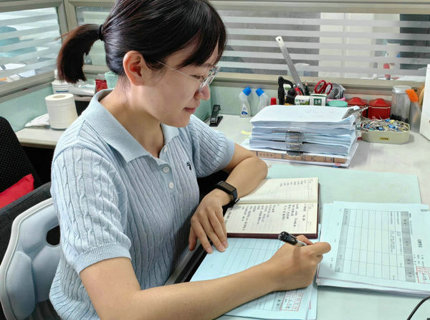 勤勉盡責(zé)勇?lián)?dāng) 恪盡職守寫青春