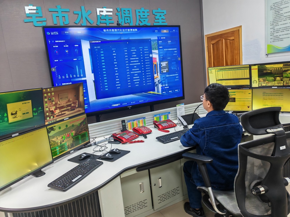 皂市電站水工人員運用數(shù)字孿生平臺監(jiān)測雨水情